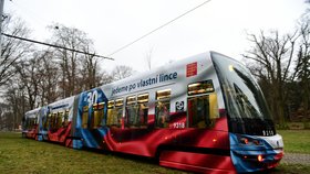 Již 30 let jedeme po vlastní lince. Nová tramvaj připomíná výročí samostatného Česka významnými událostmi