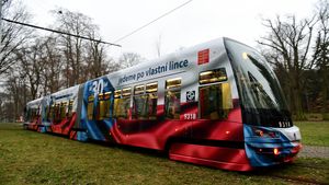 Již 30 let jedeme po vlastní lince. Nová tramvaj připomíná výročí samostatného Česka významnými událostmi