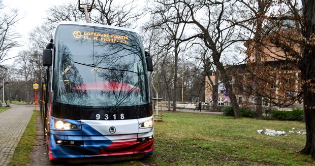 Do ulic Prahy vyjela tramvaj připomínající 30. výročí samostatné České repuliky