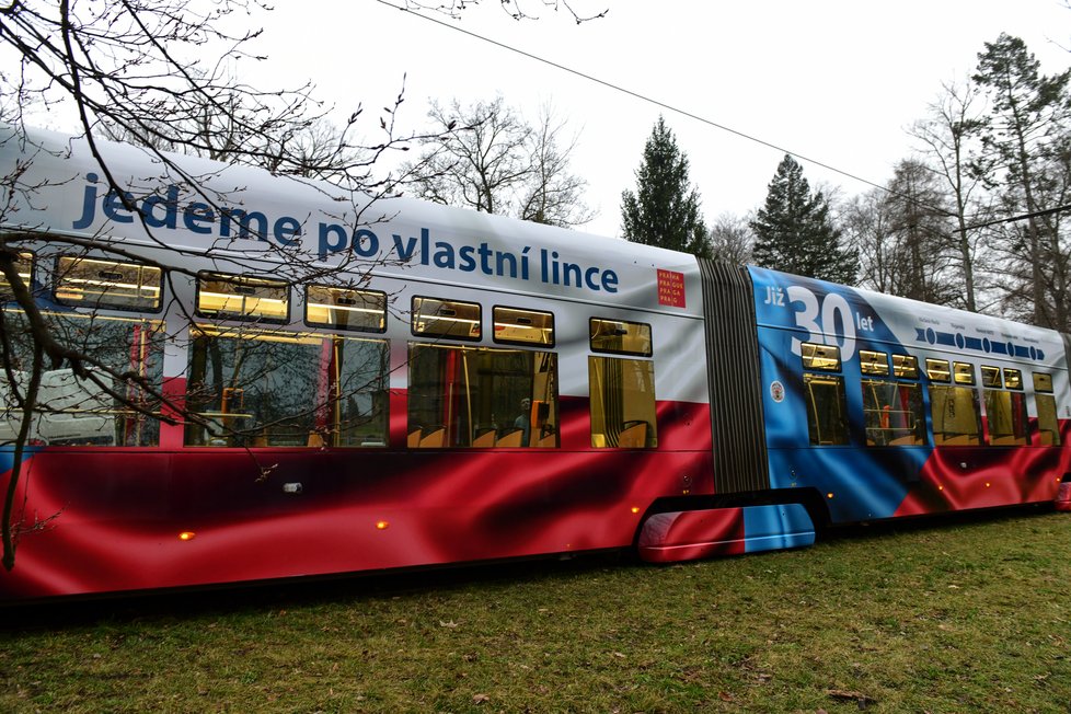 Do ulic Prahy vyjela tramvaj připomínající 30. výročí samostatné České repuliky