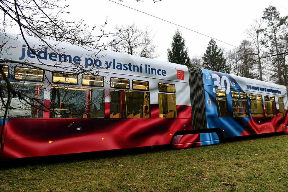 Do ulic Prahy vyjela tramvaj připomínající 30. výročí samostatné České repuliky