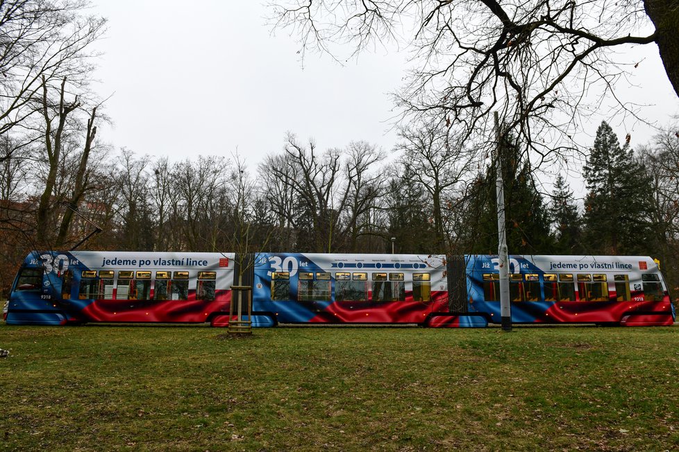 Do ulic Prahy vyjela tramvaj připomínající 30. výročí samostatné České repuliky