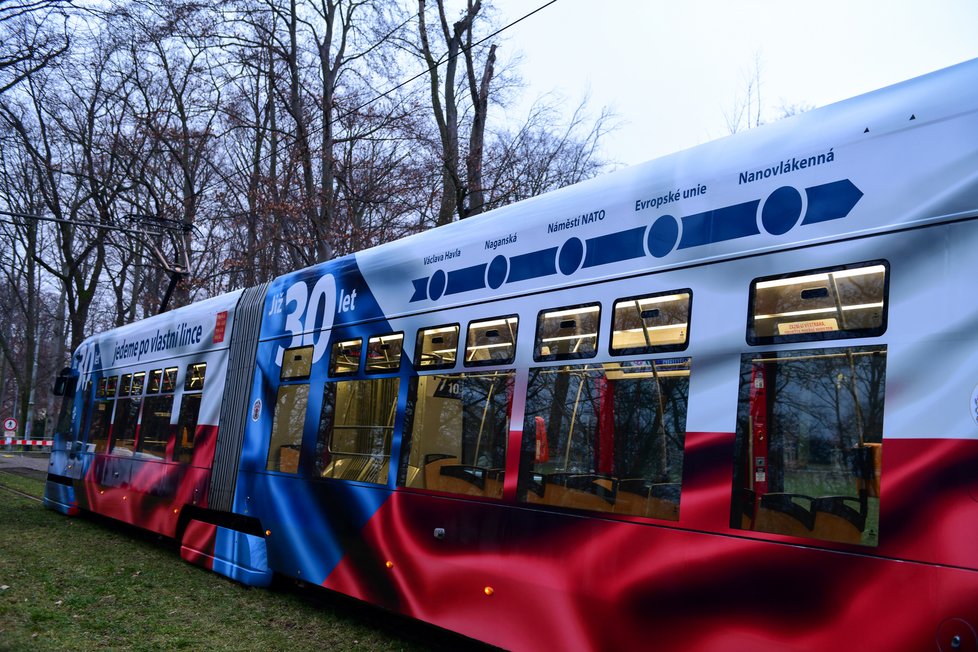 Do ulic Prahy vyjela tramvaj připomínající 30. výročí samostatné České repuliky