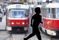 V Praze vběhl malý chlapec pod tramvaj! Přežil s lehkým zraněním