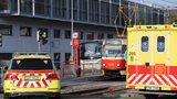 Tramvaj v Praze srazila mladíka (20): Zůstal zaklíněný pod vozem, utrpěl zranění hlavy a hrudníku