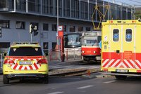 Tramvaj v Praze srazila mladíka (20): Zůstal zaklíněný pod vozem, utrpěl zranění hlavy a hrudníku