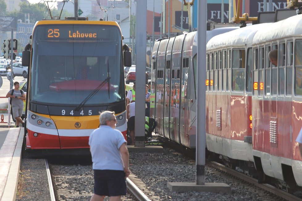 Tramvaj srazila v Praze devítiletého chlapce (17. srpna 2022)