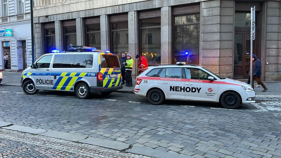 Tramvaj v Praze srazila dvě dívky. Jedné z nich amputovala nohu. (3.3.2023)