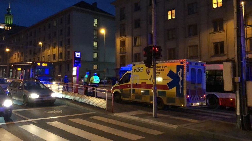 V Praze Podbabě srazila tramvaj muže. Ten zemřel na místě.