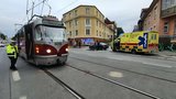 Tramvaj ve Strašnicích srazila mladého muže (20): V umělém spánku ho záchranáři převezli do nemocnice