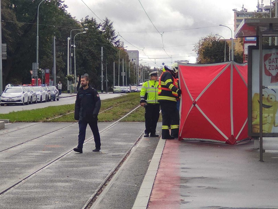 Tramvaj na Petřinách v Praze na místě usmrtila mladou ženu.