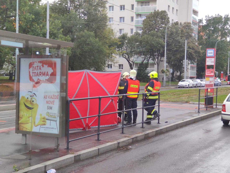 Tramvaj na Petřinách v Praze na místě usmrtila mladou ženu.