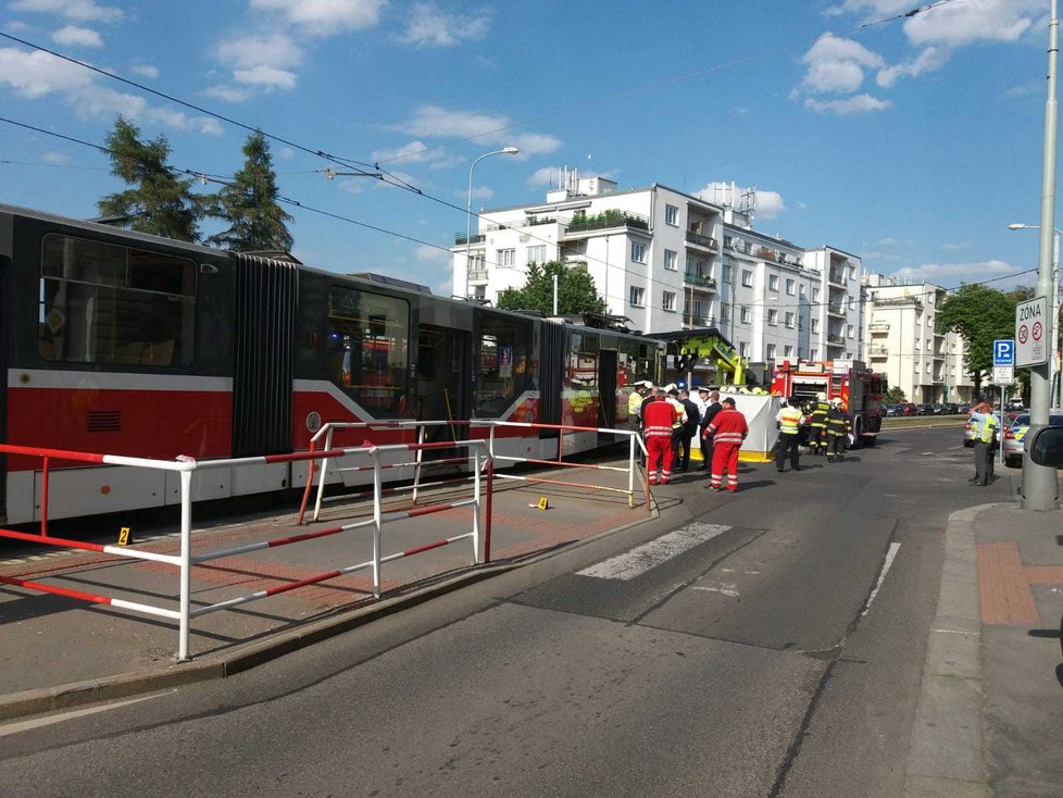 Chodkyni srazila na Břevnově tramvaj, zemřela na místě.