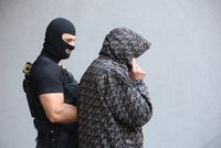 Syn vraha z tramvaje číslo 17 děsí sousedy: Vyhrožuje, šmíruje a zapaluje ploty!