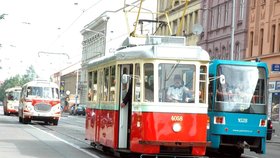 Při jízdě konvoje historických vozidel z vozovny Mediánky se ve Štefánkově ulici potkala historická a moderní tramvaj.