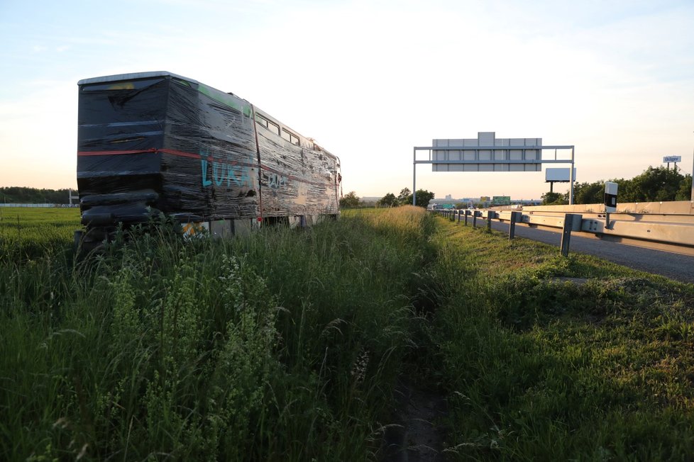 Příběh tramvaje u D1 pokračuje - teď ji obalili igelitem!