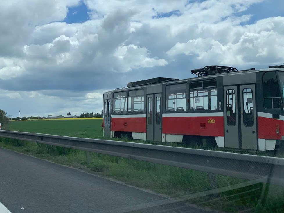 Za svodidly u dálnice D1 někdo postavil tramvaj.