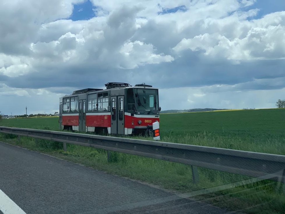 Za svodidly u dálnice D1 někdo postavil tramvaj.