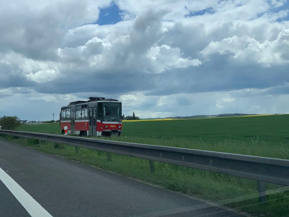 Za svodidly u dálnice D1 někdo postavil tramvaj.