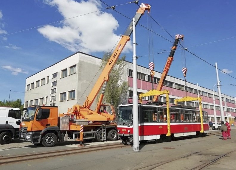 Takto tramvaj s číslem 8603 13. května nakládali.