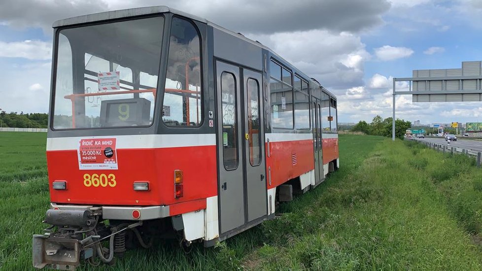 Za svodidly u dálnice D1 někdo postavil tramvaj.