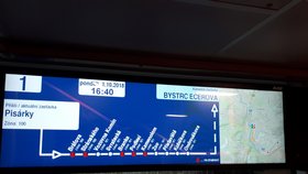 Dopravní podnik města Brna začal v tramvajích testovat nové informační panely pro lepší orientaci cestujících.