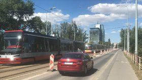 Výpadek proudu zastavil tramvaje ve třetině Prahy.