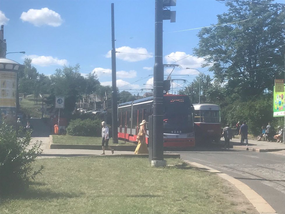 Výpadek proudu zastavil tramvaje ve třetině Prahy.