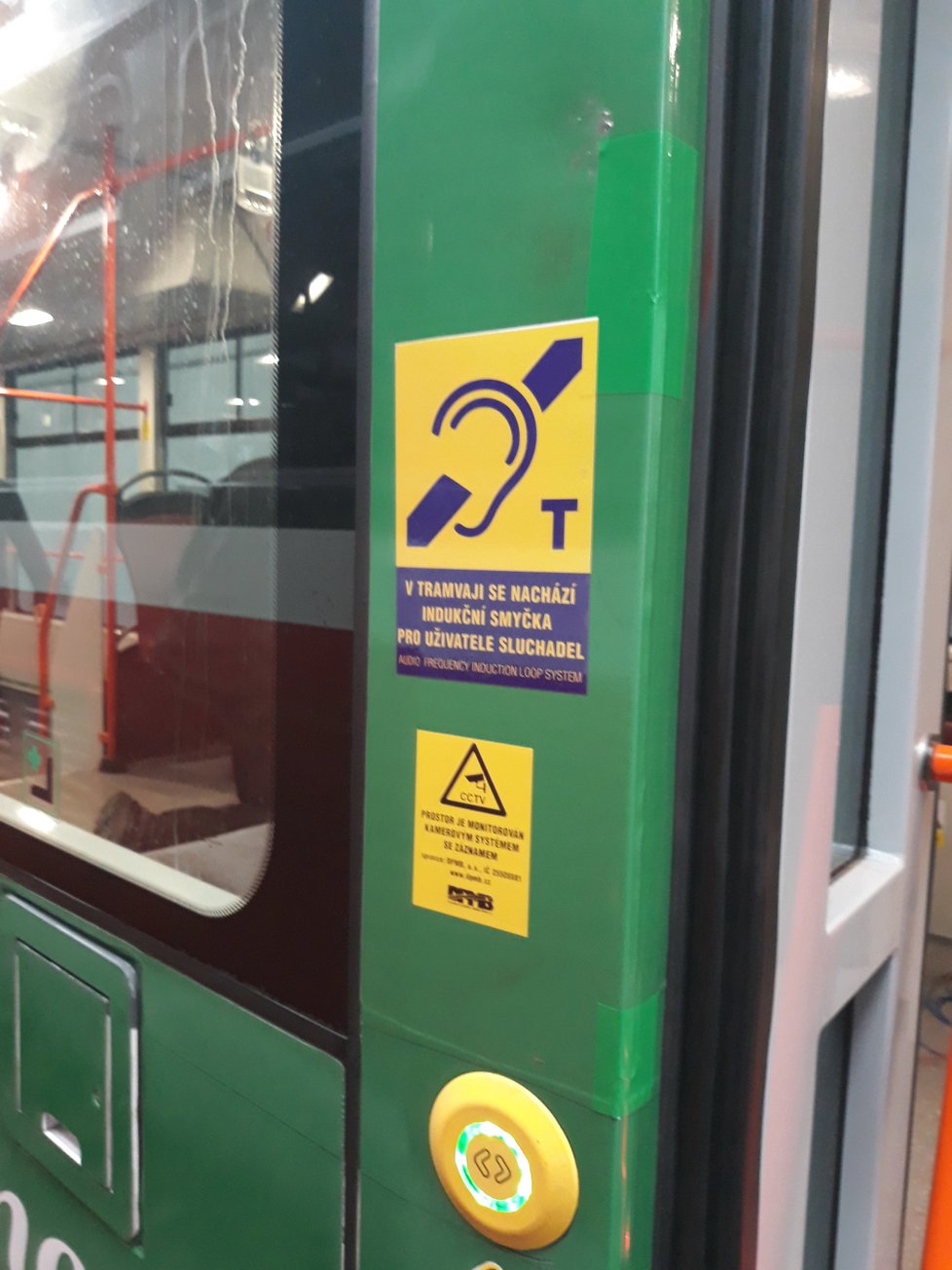 Symbol na tramvaji doprovází vysvětlivka v češtině a angličtině.