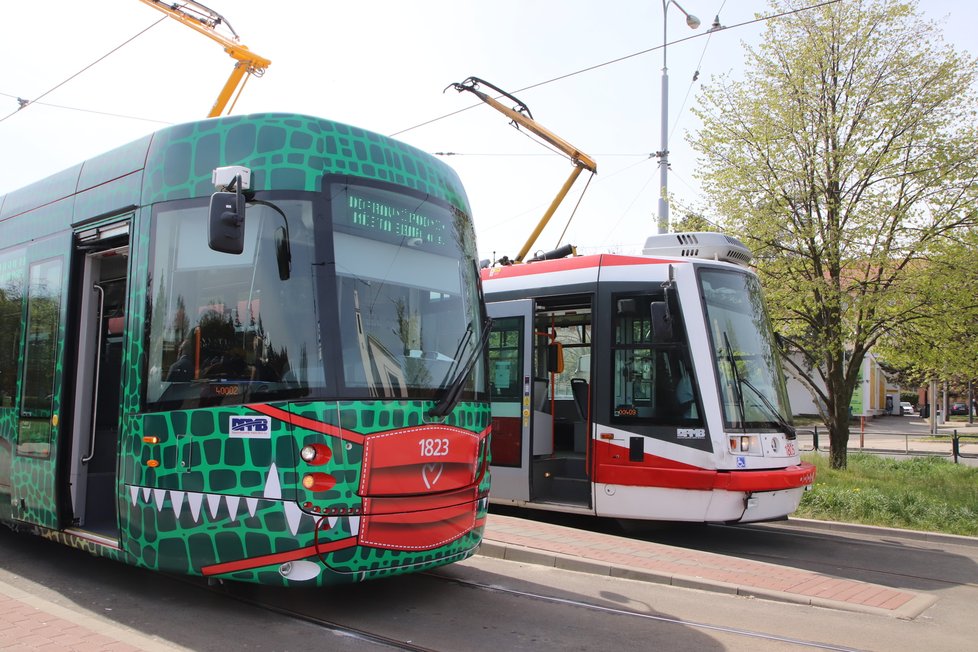 Do ulic Brna vyjela tramvaj se jménem Zelený Drak. V době jarního nouzového stavu dostala i roušku...