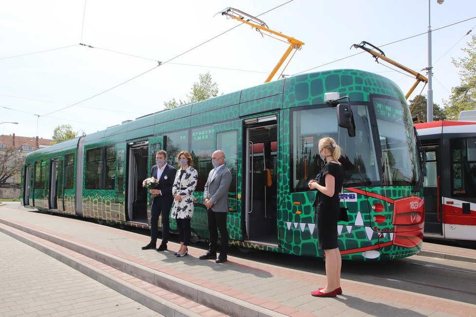 Do ulic Brna vyjela tramvaj se jménem Zelený Drak. V době jarního nouzového stavu dostala i roušku...