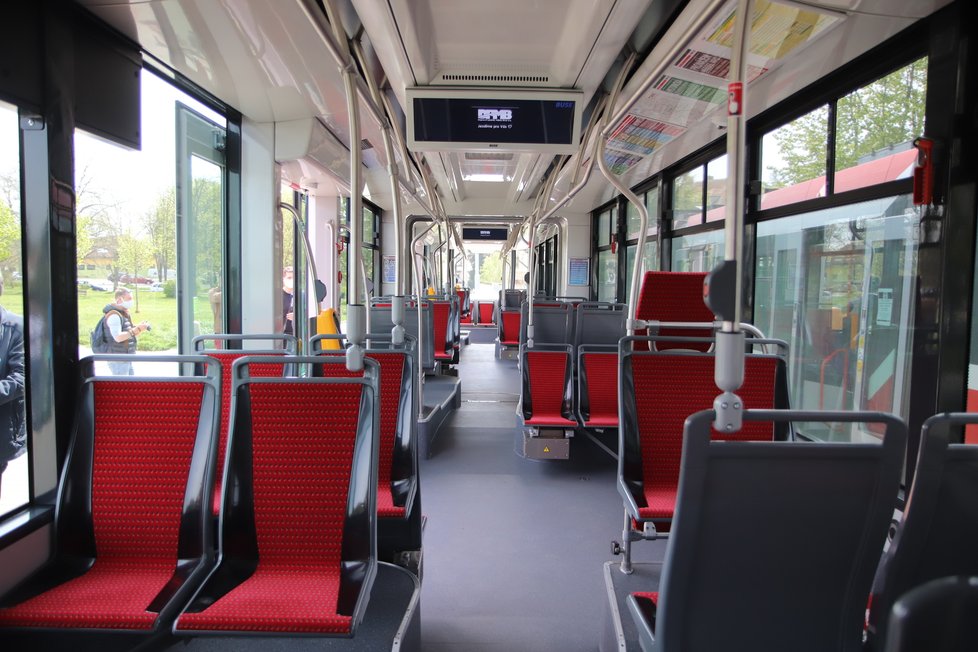 Pohled do nové tramvaje Drak, pojme 49 cestujících.