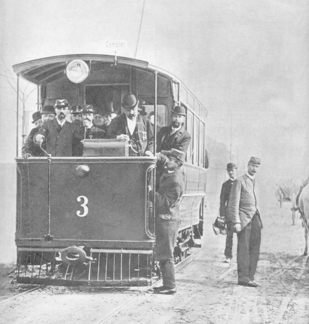 První elektrická tramvaj v Praze se rozjela 18. července 1891.