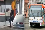 Matka v tramvaji ohrozila svého syna, viní ale řidičku.