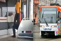 Matka v tramvaji ohrozila syna, viní ale řidičku: Teď chce tisíce