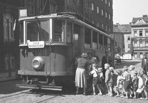 Vůz mateřských škol vozil po Praze děti na výlety v 50. a 60. letech minulého století.