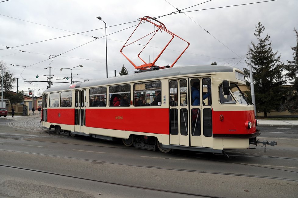 DPP pokřtil dvě tramvaje T2, které se po 56 letech vracejí do pražského provozu