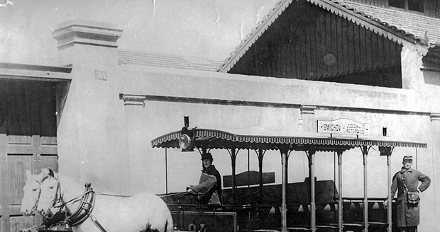 Otevřený letní vůz koňky z roku 1886, předchůdce elektrické tramvaje. Letní vozy byly mezi cestujícími velmi oblíbené