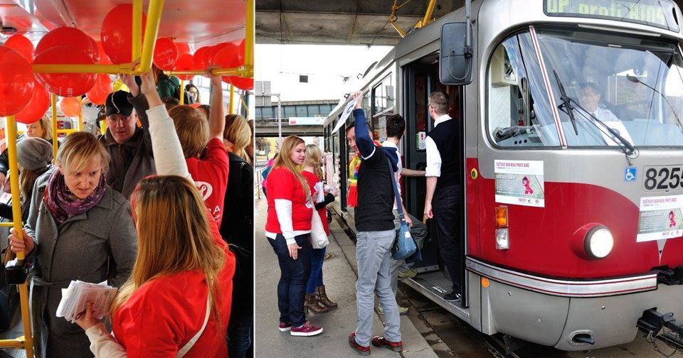 V několika městech jezdily tramvaje proti AIDS.