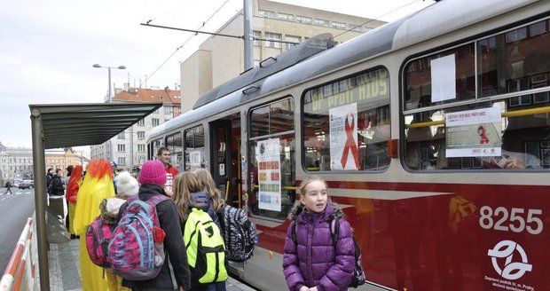 Prahou pojede tramvaj proti AIDS. Lidé se v ní dozví, jak se chránit a nenakazit virem HIV.