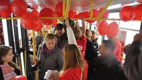 Českem jezdily tramvaje proti AIDS. Lidé se v nich dozvěděli, jak se chránit a nenakazit virem HIV.