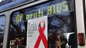 Českem jezdily tramvaje proti AIDS. Lidé se v nich dozvěděli, jak se chránit a nenakazit virem HIV.
