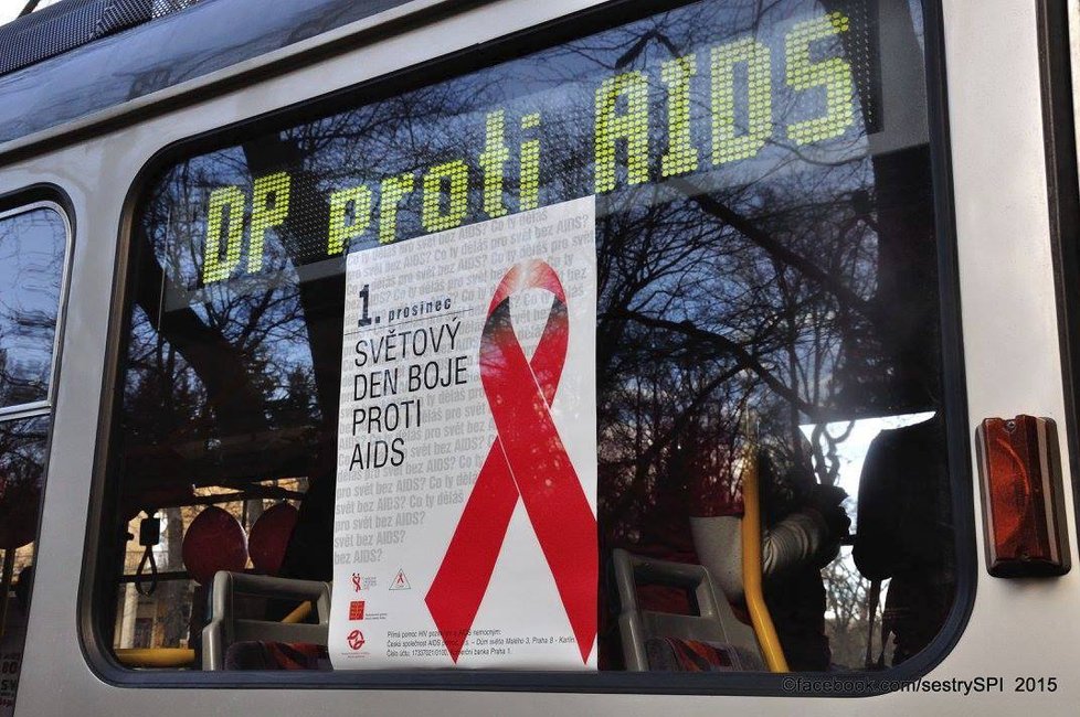 Českem jezdily tramvaje proti AIDS. Lidé se v nich dozvěděli, jak se chránit a nenakazit virem HIV.