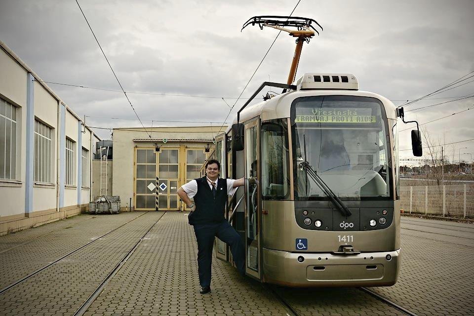 Českem jezdily tramvaje proti AIDS. Lidé se v nich dozvěděli, jak se chránit a nenakazit virem HIV.