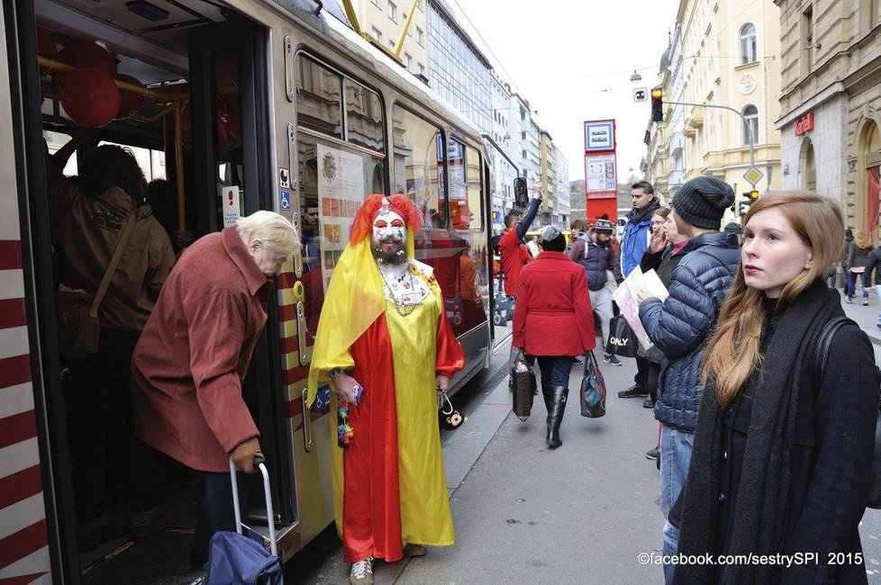 Českem jezdily tramvaje proti AIDS. Lidé se v nich dozvěděli, jak se chránit a nenakazit virem HIV.