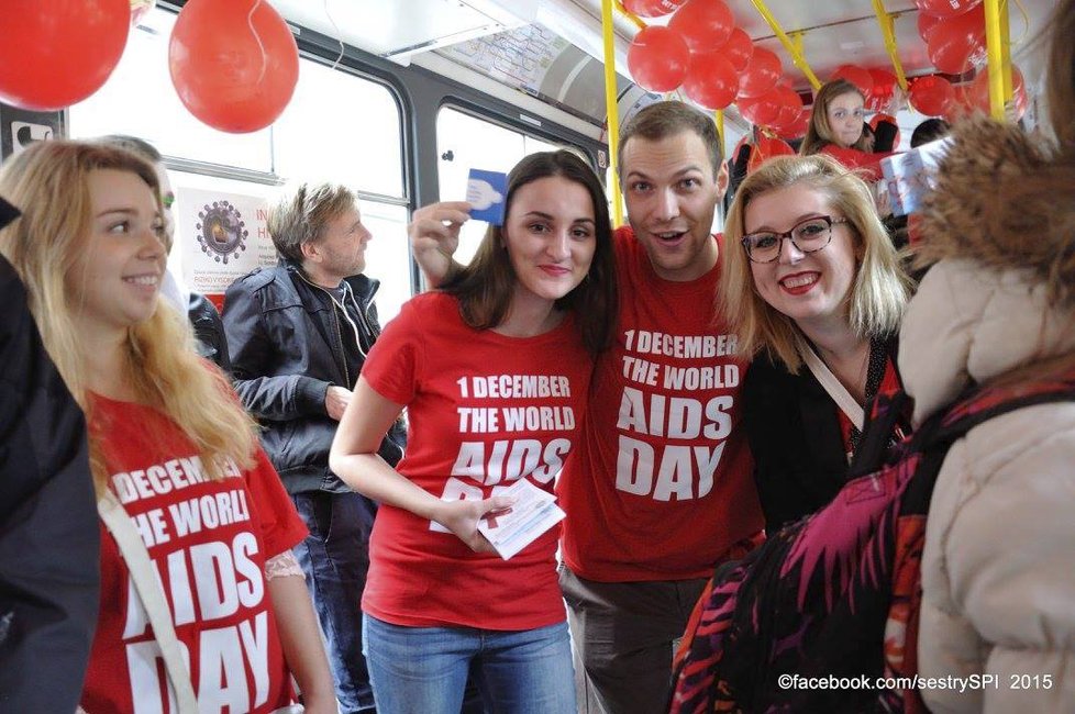 Českem jezdily tramvaje proti AIDS. Lidé se v nich dozvěděli, jak se chránit a nenakazit virem HIV.