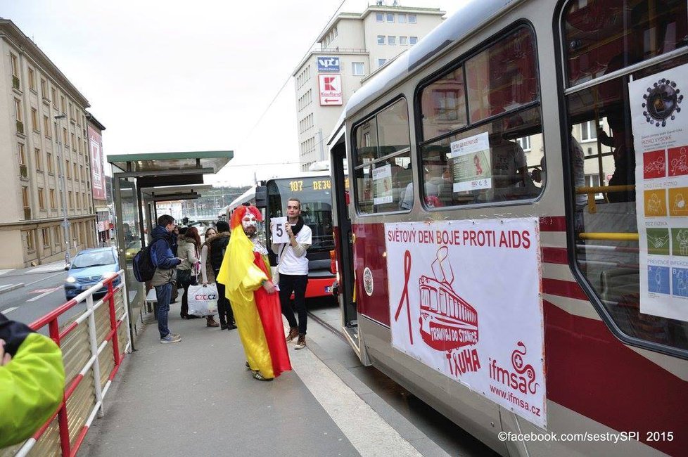 Českem jezdily tramvaje proti AIDS. Lidé se v nich dozvěděli, jak se chránit a nenakazit virem HIV.