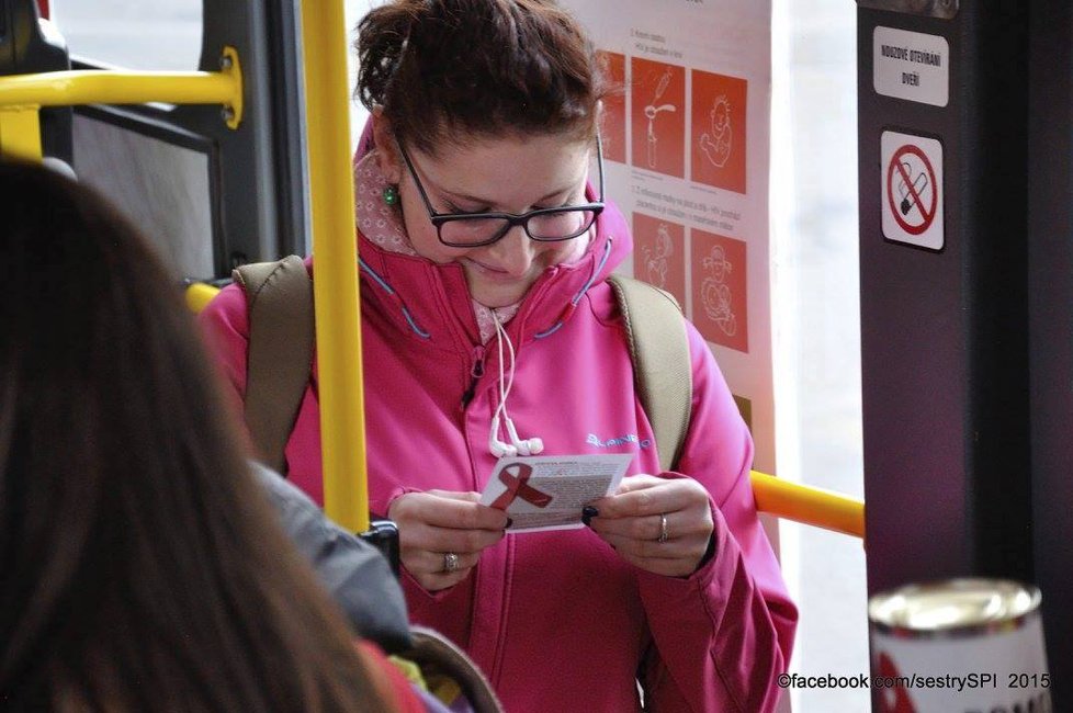 Českem jezdily tramvaje proti AIDS. Lidé se v nich dozvěděli, jak se chránit a nenakazit virem HIV.