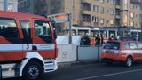 Tramvaj na Hradčanské smetla muže (58): Utrpěl těžká zranění a je v umělém spánku