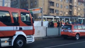 Na Hradčanské spadl muž pod tramvaj.